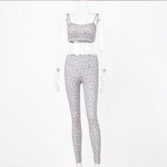 🤍 Emma Gray Leopard Print Workout Set 🤍 - Picture 10 of 15